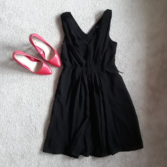 Dresses & Skirts - 🍒Perfect little black dress size small